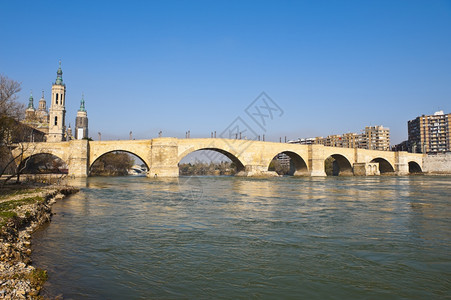 西班牙萨拉戈的埃布罗河石桥图片