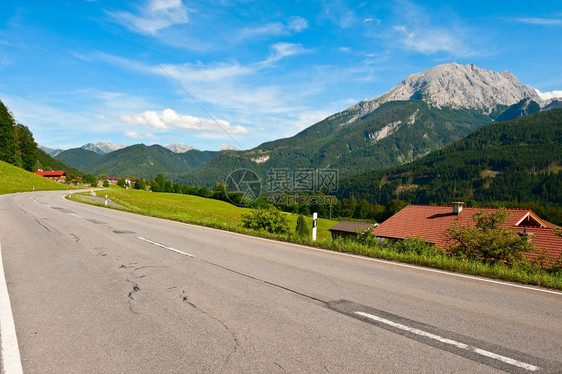 德国巴伐利亚阿尔卑斯山脉农场和公路图片