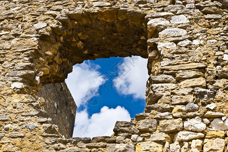 透过圣蒙坦堡垒墙洞的云蓝天空图片