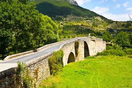 法国阿尔卑斯山拉维尼上空的旧石桥图片