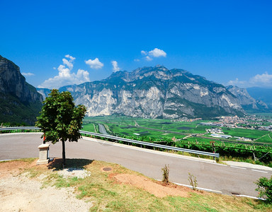 意大利阿尔卑斯山的乡村高地图片