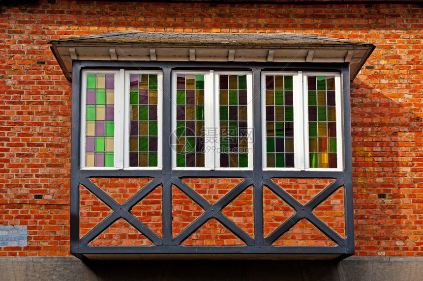 比利时市有彩色玻璃的海湾窗口图片