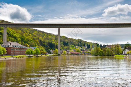 比利时迪南特市Meuse河混凝土桥和堤岸图片