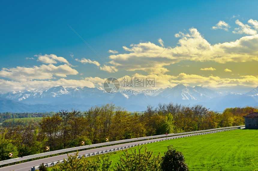 通往皮埃蒙特的农场大厦之路位于白雪登山阿尔卑斯的背景图片