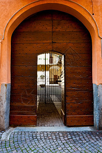 意大利库内奥市法院的拱门入口图片
