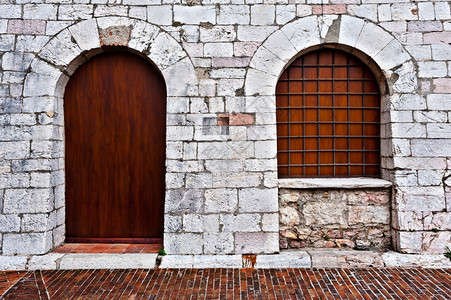 意大利恢复家园组织外的窗口和门图片