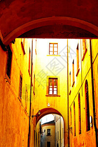 意大利伏尔特拉市与旧建筑的窄巷图片