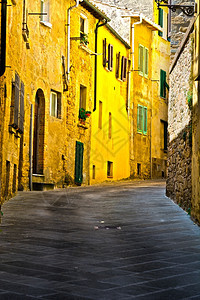 意大利伏尔特拉市与旧建筑的窄巷图片