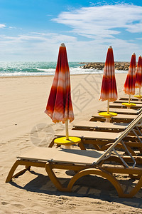 低季海滩伞和太阳床图片