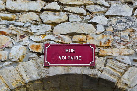 中世纪法国城伏尔泰街牌背景图片