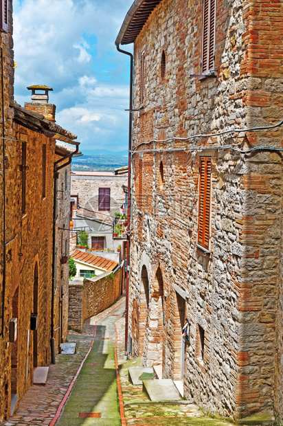 意大利托迪市与旧楼的窄巷图片