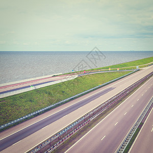荷兰保护大坝上的现代公路回溯效应图片