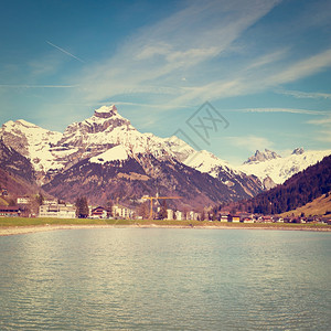 瑞士雪峰阿尔卑斯山脉背景上的池塘Instagram效应图片