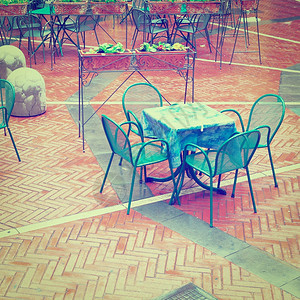 街道咖啡厅的椅子和桌回溯效应图片