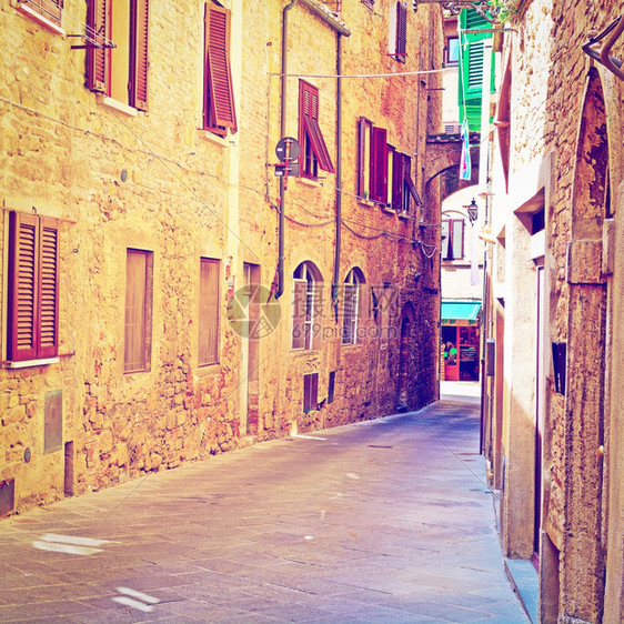 意大利沃尔特拉市与老楼宇的窄巷回溯效应图片