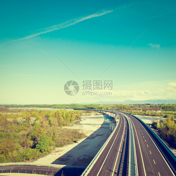 意大利现代高速公路在雪峰阿尔卑斯山背景下回溯效应图片