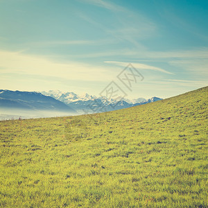 在瑞士雪峰阿尔卑斯山背景上粘贴回溯效应图片