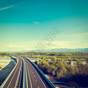 意大利现代高速公路在雪峰阿尔卑斯山背景下回溯效应图片