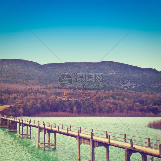 西班牙比利牛斯河的上桥Instagram效应图片