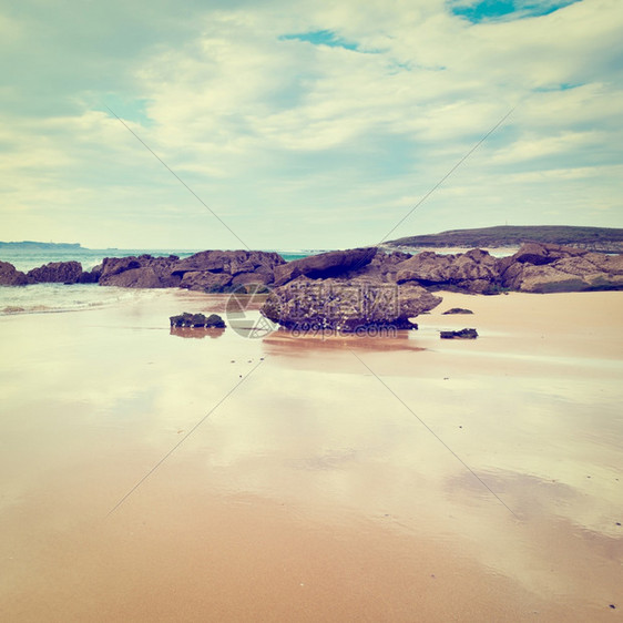 西班牙大洋海岸缩进的线和潮波Instagram效应图片