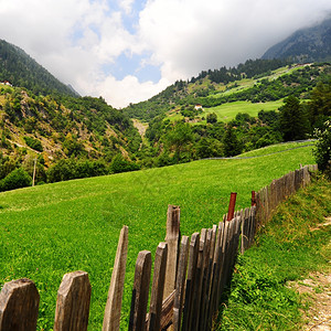 意大利阿尔卑斯山脚丘的景观公园图片