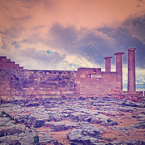 希腊罗得岛海滩上的古老寺庙Instagram效应图片