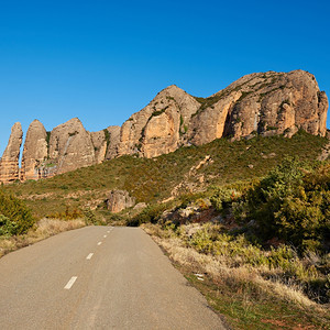 穿越西班牙峡谷的风山路图片