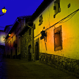 典型的中世纪西班牙市午夜Instagram效应图片