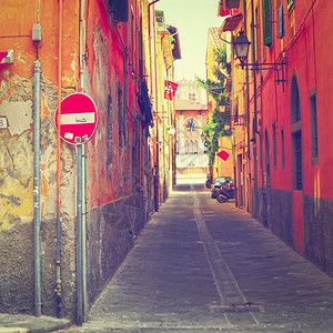 意大利比萨市旧楼的窄巷Instagram效应图片