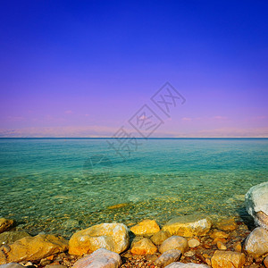 死海岩石上的盐以色列日出Instagram效应图片