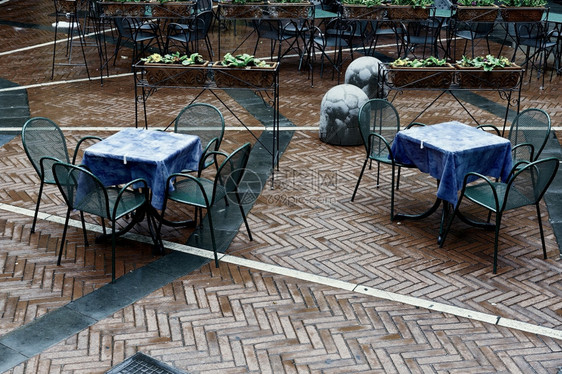 雨下街道咖啡厅的椅子和桌图片