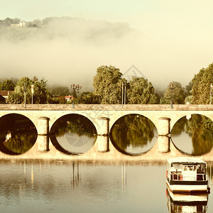 上午法国城市Terrasson的雾图片