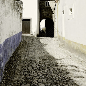 中世纪葡萄牙城市中狭小的街道图片