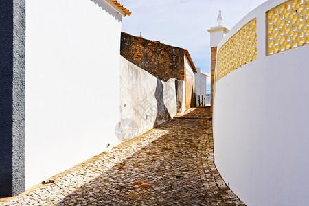 中世纪葡萄牙城市阿尔布费拉的狭小街图片