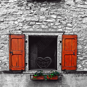 意大利窗口带有开放木制百叶窗装饰用鲜花Retro图像过滤样式图片