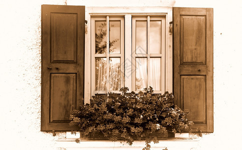 巴伐利亚窗口配有开放木制航天器装饰用鲜花Retro图像过滤样式图片