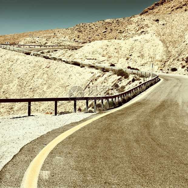 以色列内盖夫沙漠的风向灰尘路Retro图像过滤风格图片