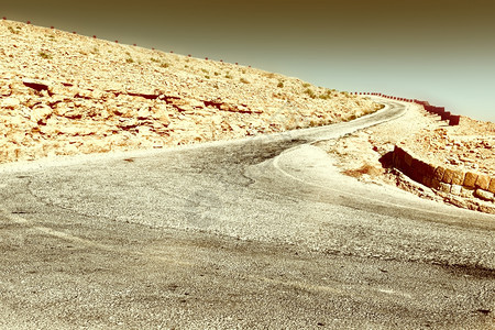 以色列Judean山沙丘的Meanding路Retro图像过滤风格图片