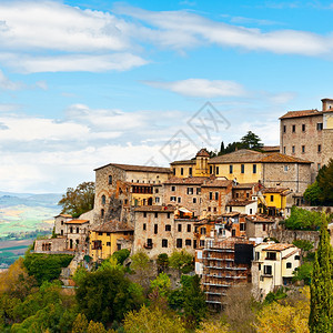 意大利Umbrian山谷上空的中世纪镇托迪图片