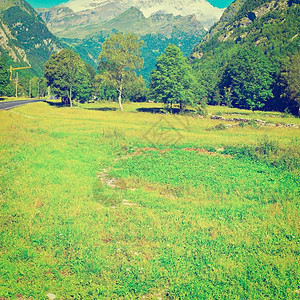 通往阿尔卑斯山雪峰的阿塔克效应图片