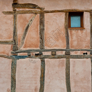 带有WoodenBeams和窗口的西班牙房墙壁Instagram效应图片
