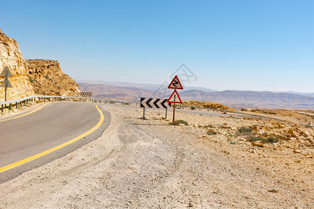 以色列内盖夫沙漠的风向偏斜道路图片
