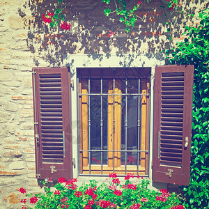 意大利窗口带有开放木制百叶窗装饰用鲜花Instagram效果图片