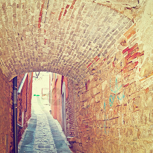意大利托迪市一小街上的空洞Instagram效应图片