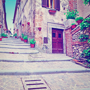意大利中世纪市内狭小街与旧楼阶梯Instagram效应图片