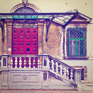 在意大利维琴扎市一栋旧房子的波板上涂玻璃Instagram效应图片
