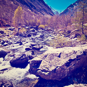 意大利阿尔卑斯山的流皮埃蒙特Instagram效应图片