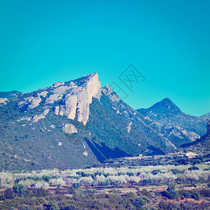 比利牛斯山脉岩脚上的西班牙中世纪村Instagram效应图片