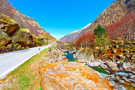 皮埃蒙特意大利阿尔卑斯山沿流的阿法特路图片