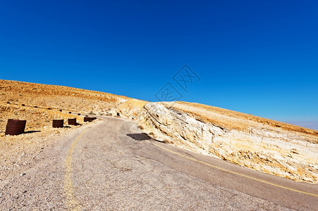 沙漠的偏斜道路图片